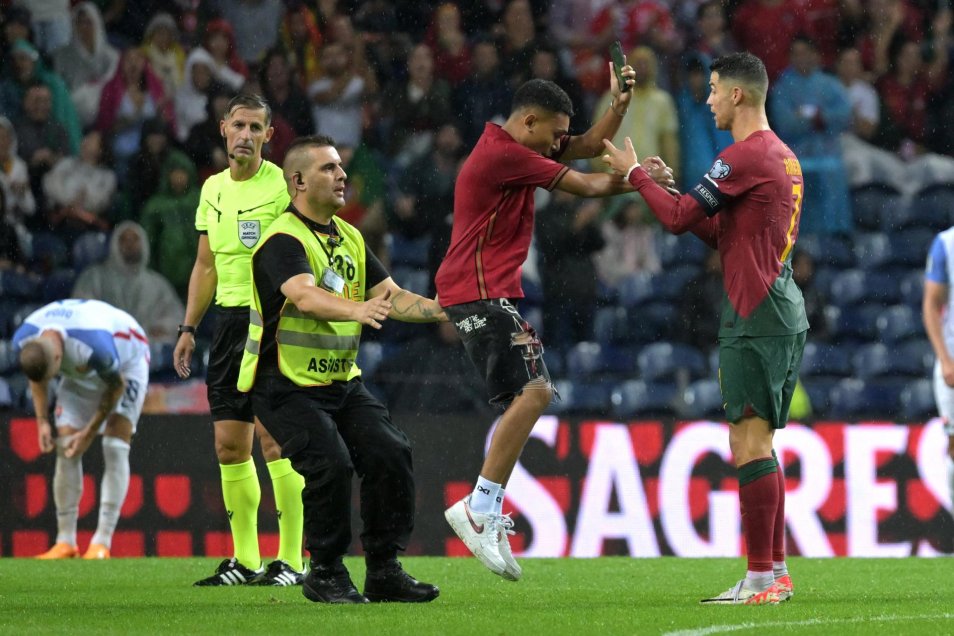 Hincha invadió la cancha e hizo el “Siiiu” frente a Cristiano en duelo de Portugal y Eslovaquia