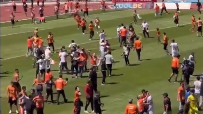 Hinchas de Cobreloa invadieron la cancha y pelearon con seguidores de Rangers