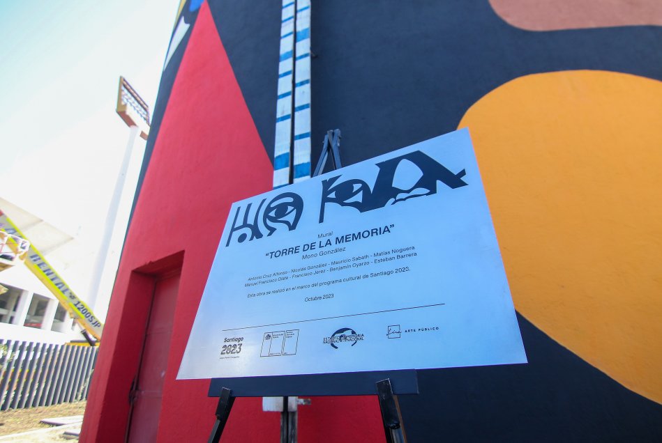 Alejandro “Mono” González presentó mural que pintó en el silo del Estadio Nacional