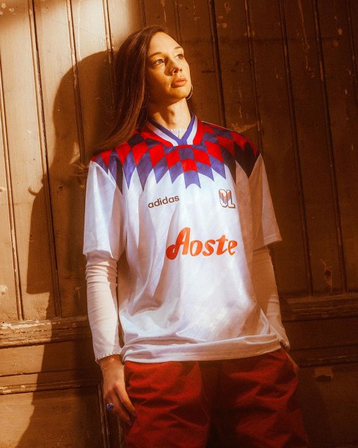 Christiane Endler modeló camiseta estilo vintage de Olympique de Lyon