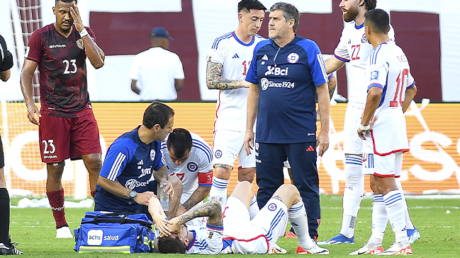 Diego Valdés salió lesionado ante Venezuela e ingresó Darío Osorio