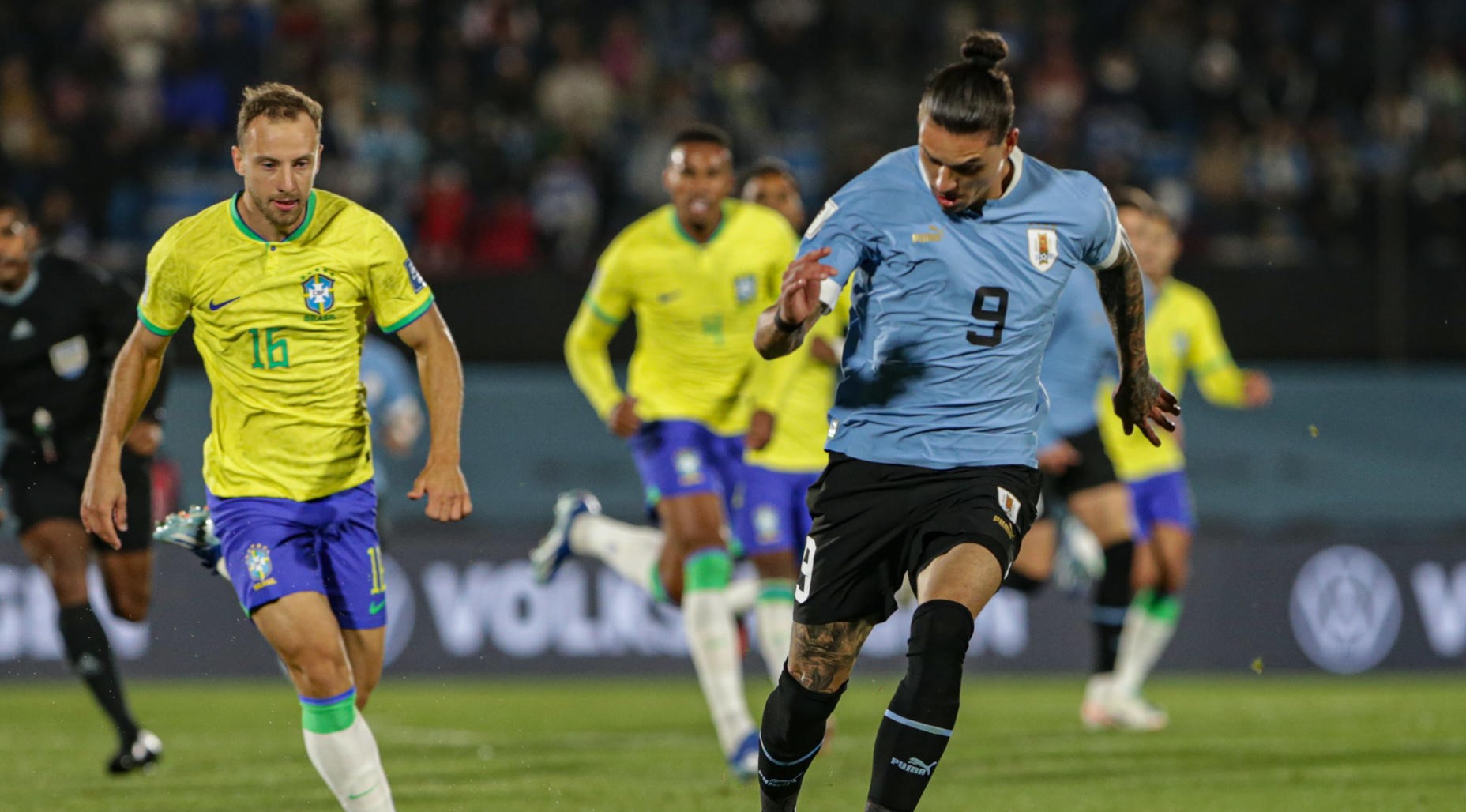 Uruguay pegó primero a Brasil con un cabezazo de Darwin Núñez