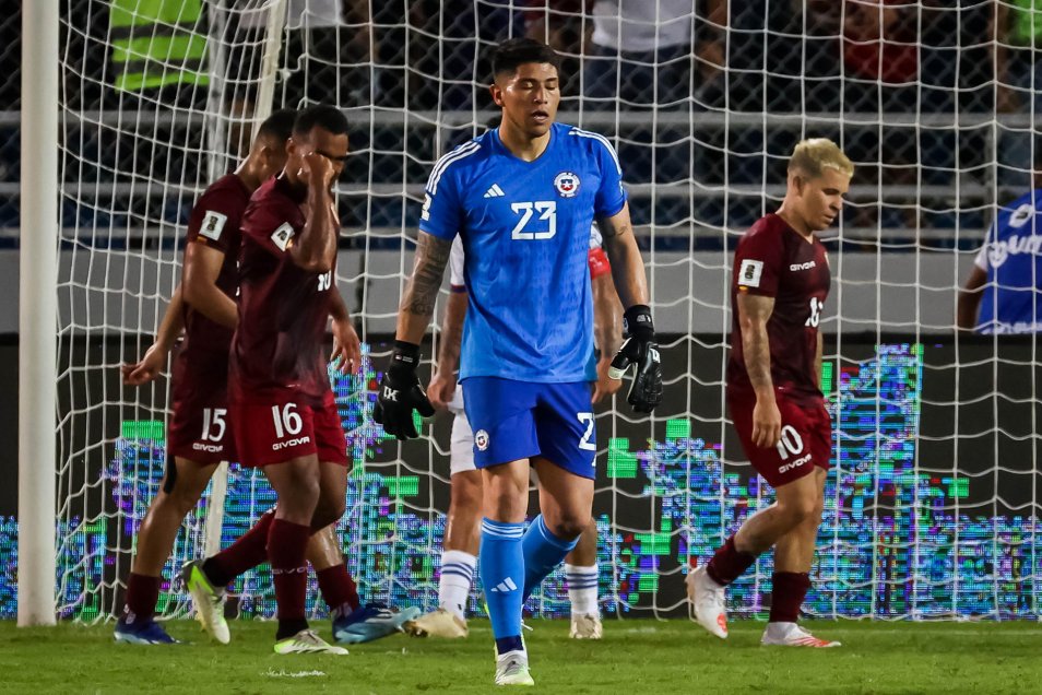 El Uno a Uno de La Roja: El error de Paulo Díaz y la roja a Marcelino Núñez marcaron el partido