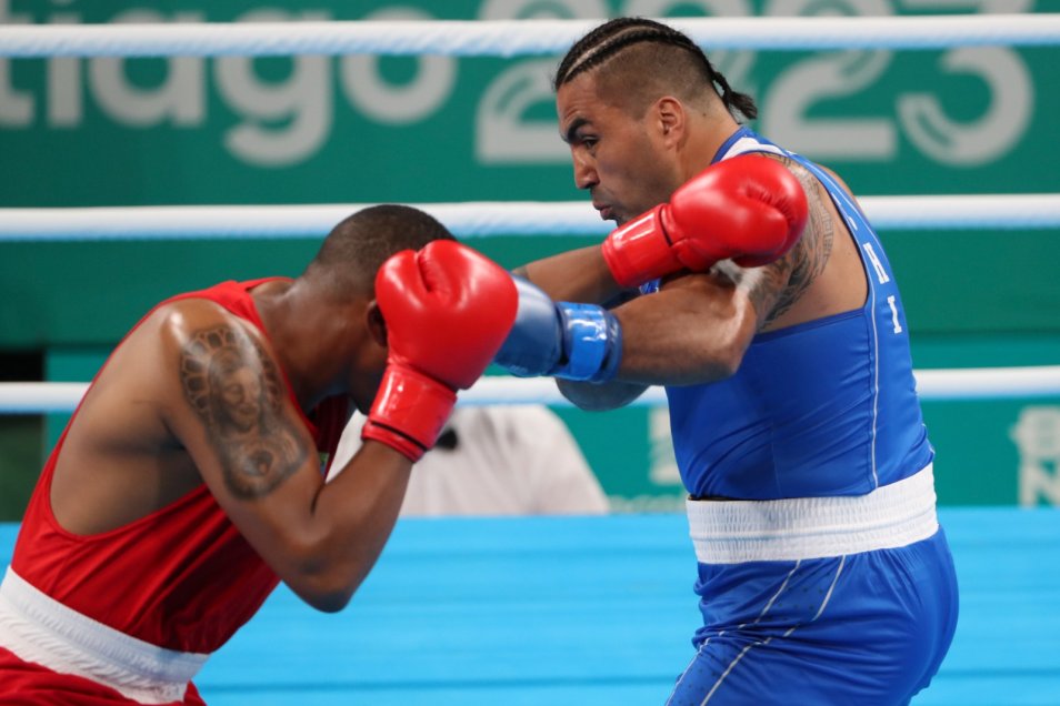 La caída de Miguel Véliz ante Gerlon Congo en fallo dividido en Santiago 2023