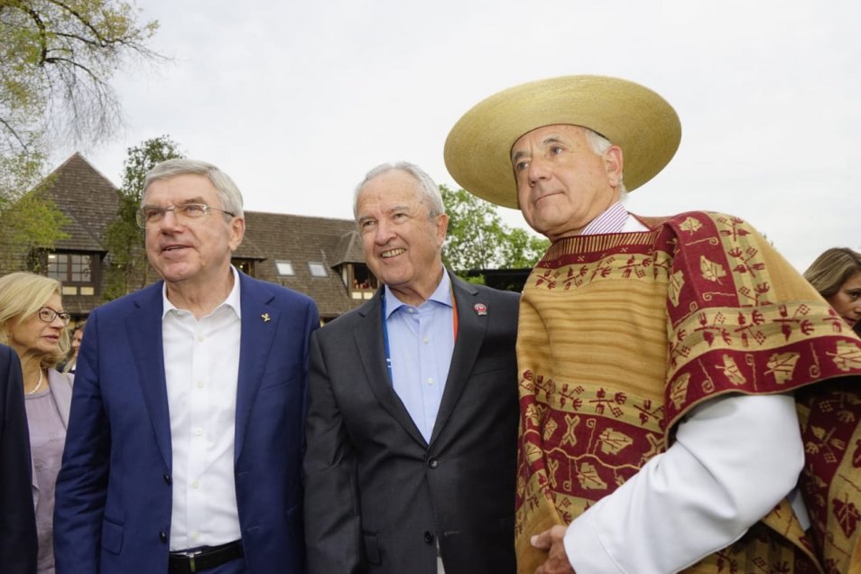 Presidente del COI vistió un chamanto en homenaje de la Federación de Rodeo Chileno