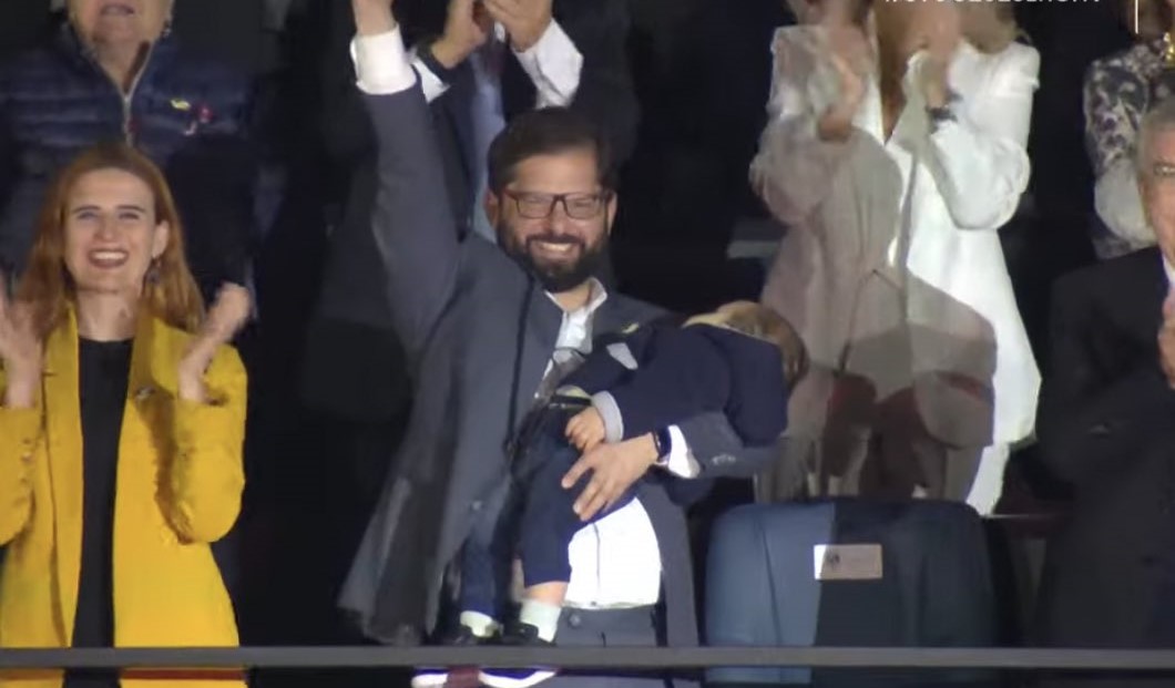Presidente Boric protagonizó tierno momento con su sobrino en la ceremonia de Santiago 2023