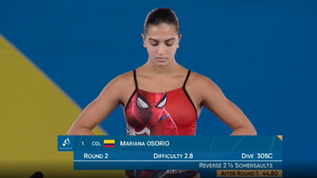 Clavadista colombiana sorprendió con traje de baño de Spiderman en Santiago 2023