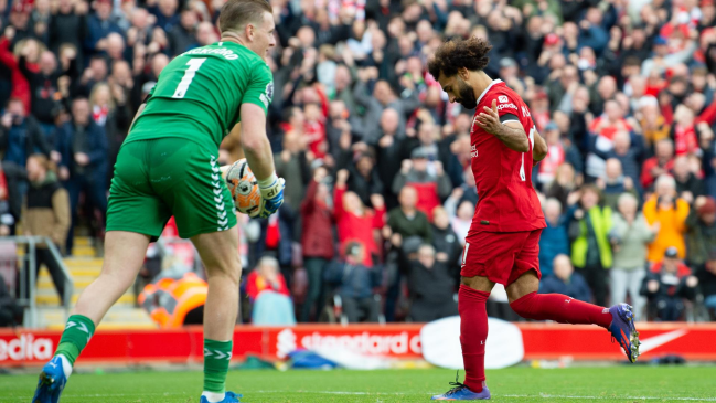 Mohamed Salah le dio el triunfo a Liverpool en el derbi ante Everton con un doblete