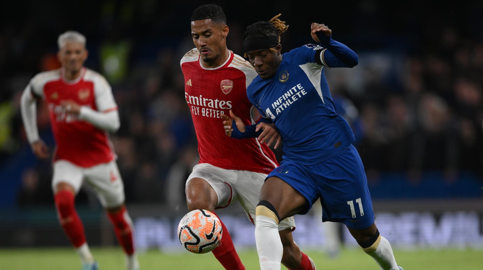 Arsenal rescató un empate ante Chelsea y comparte liderato con Manchester City