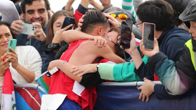 ¡Emotivo! Catrileo celebró con su madre la medalla de plata en Santiago 2023