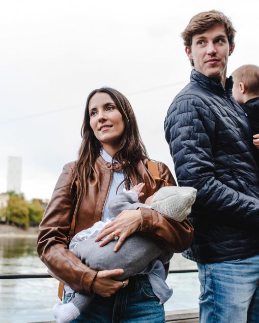 El tierno paseo familiar de Nicolás Jarry por las calles de Basilea