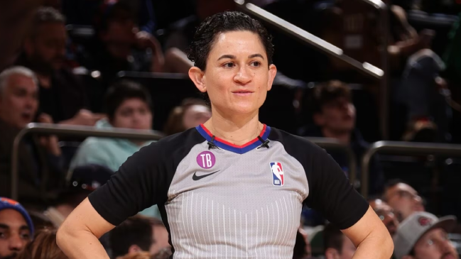 Che Flores se identificó como primer transgénero no binario que arbitra en la NBA