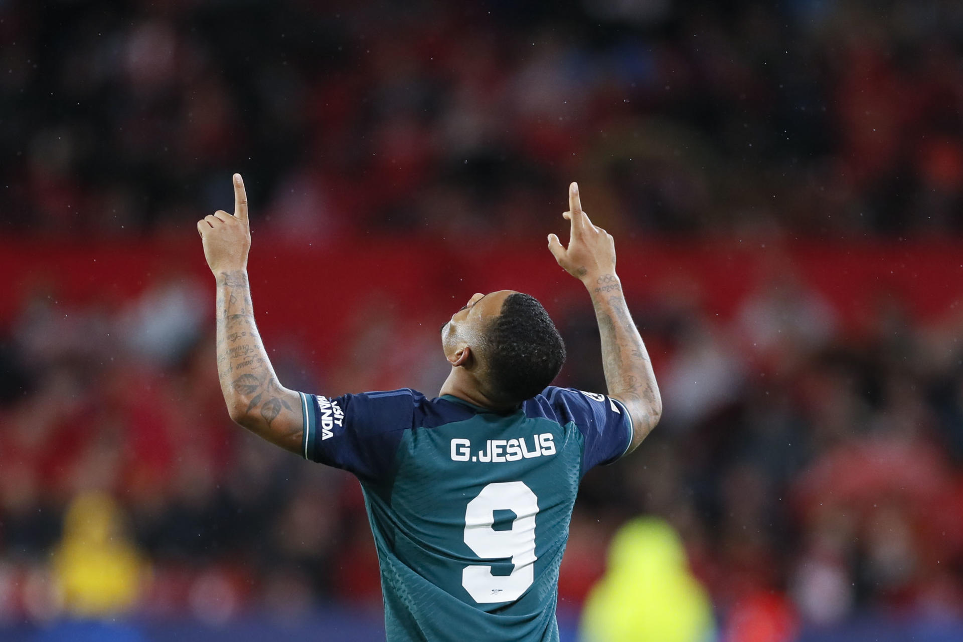 Arsenal venció a Sevilla en España y tomó el liderato de su grupo en la Champions