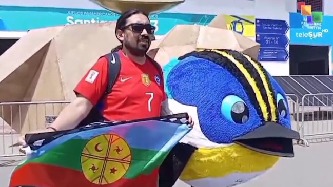 Polémica en Santiago 2023 por voluntaria que sugirió no publicar foto con la bandera mapuche