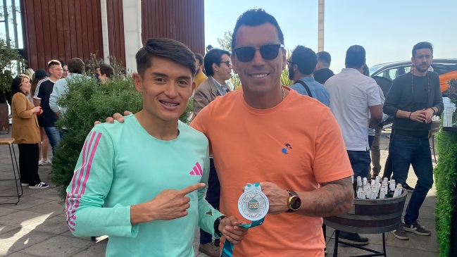 “Qué onda, albos”: Hugo Catrileo compartió con Esteban Paredes y le prestó su medalla de plata