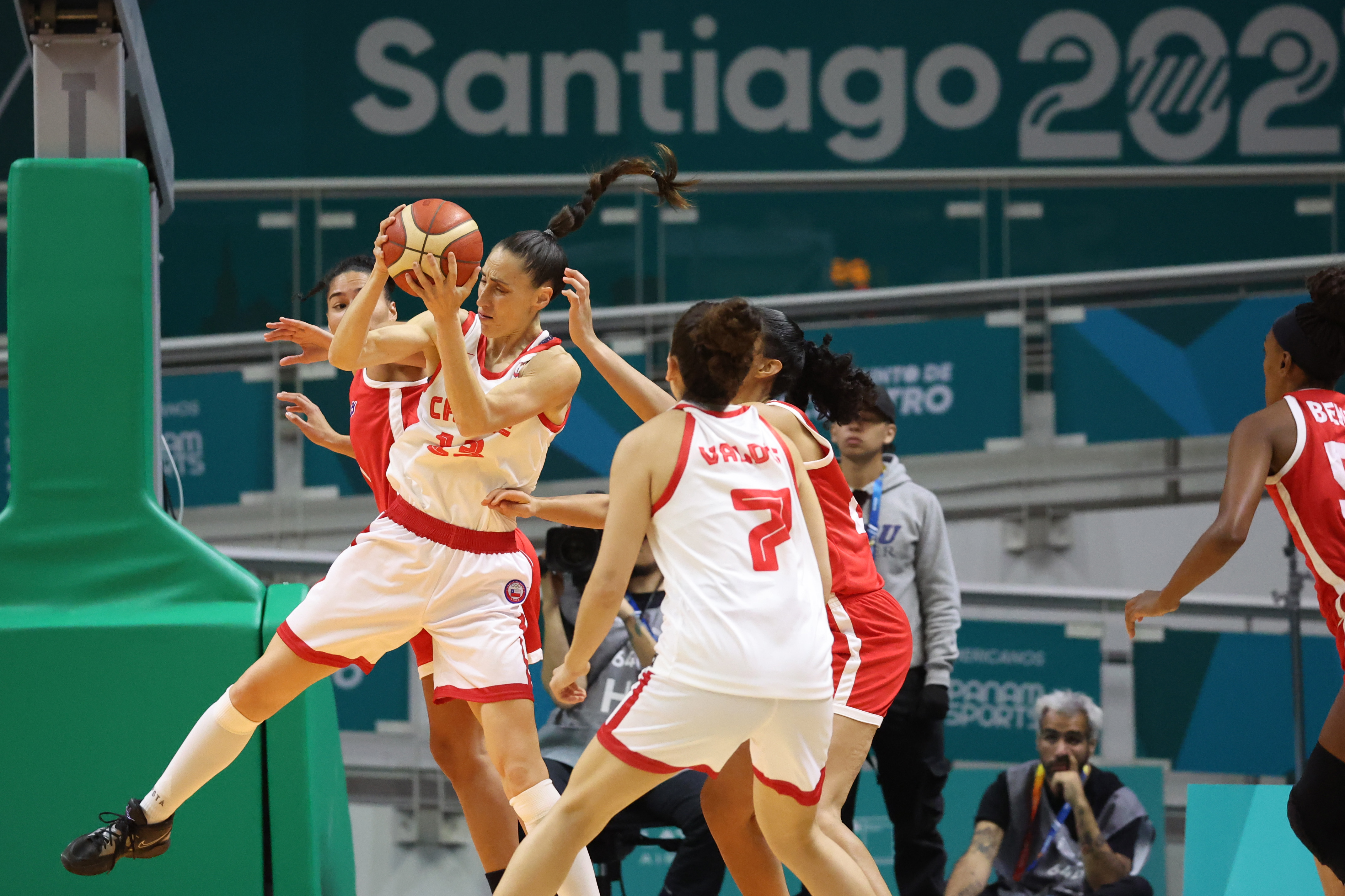 Santiago 2023: Chile arrasó con Puerto Rico en su debut en el baloncesto femenino