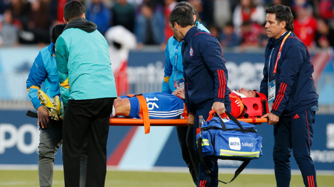 Felipe Loyola tuvo que ser trasladado a Santiago tras su duro choque contra jugador uruguayo
