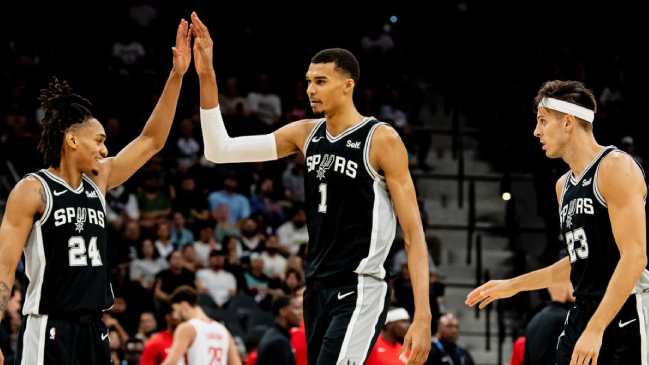 Wembanyama logró su primer triunfo y doble-doble con la camiseta de los Spurs