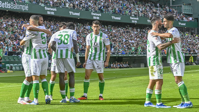 Betis tuvo a Claudio Bravo como titular en su agónica victoria sobre Osasuna