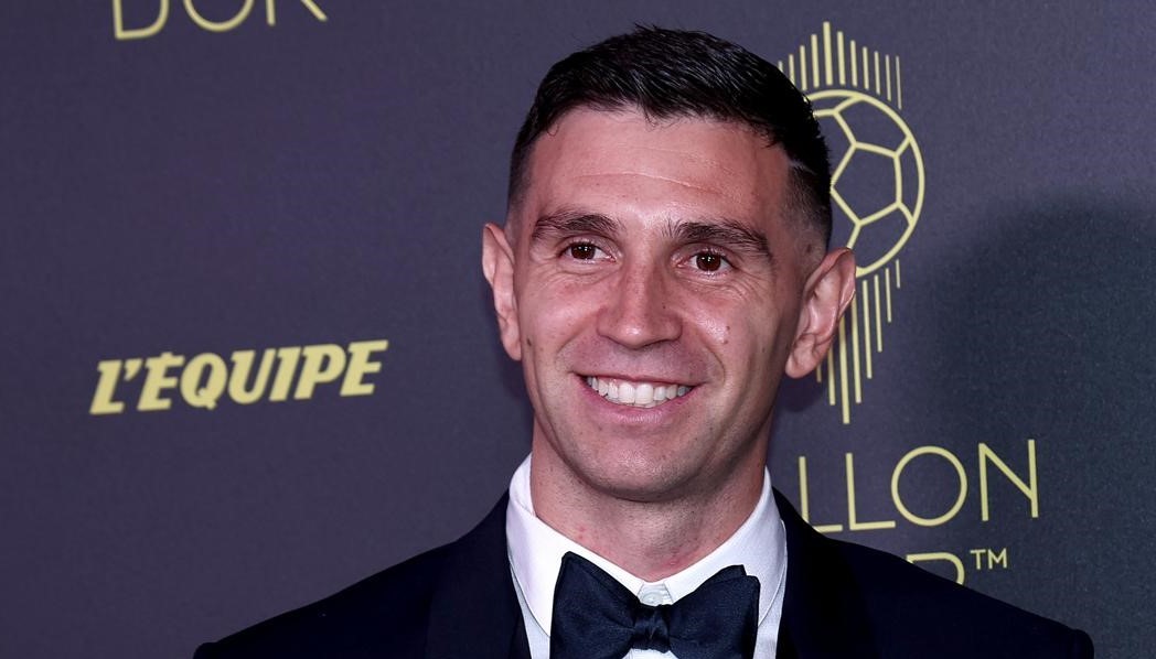 Emiliano “Dibu” Martínez logró el premio Yashin al mejor arquero de la temporada