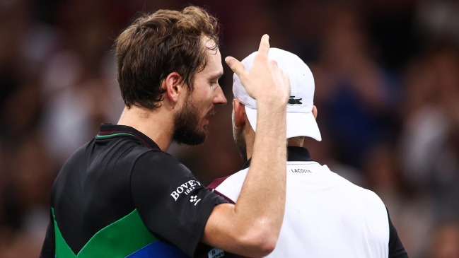 Medvedev insultó al público en París y luego lo negó: “Estaba mirando mis uñas”