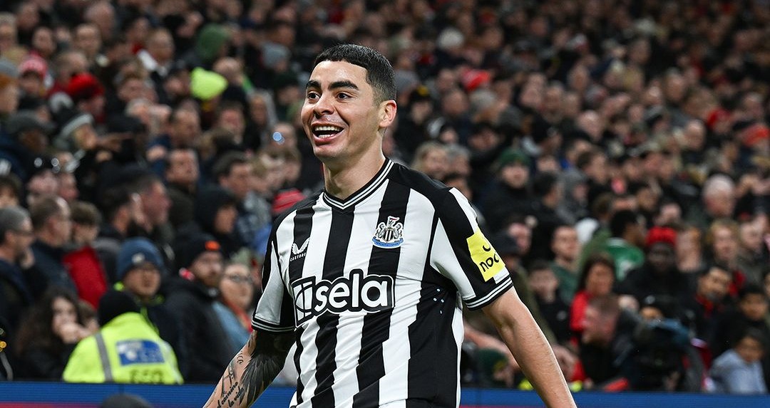Newcastle tuvo a un inspirado Almirón y despachó a Manchester United en la Copa de la Liga inglesa