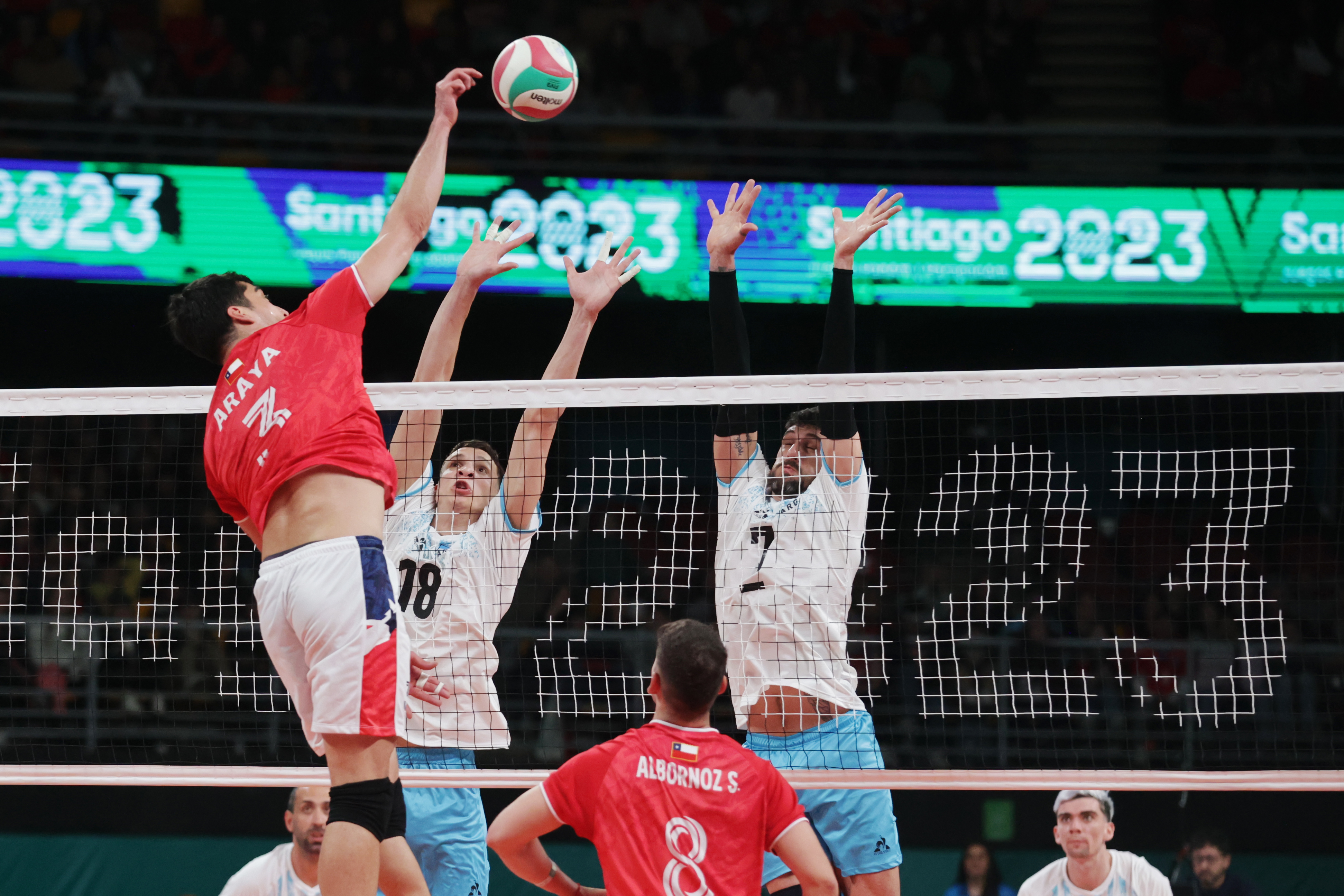 Chile sucumbió ante Argentina y deberá jugar cuartos en el vóleibol masculino de Santiago 2023