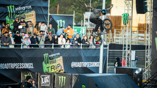 Estrellas del BMX de Santiago 2023 compartirán con Marcianeke en el Parque Araucano