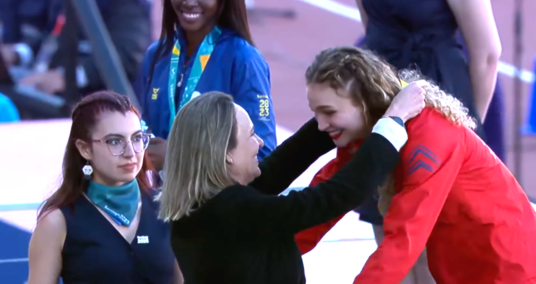 Ximena Restrepo entregó el oro a su hija Martina Weil en la premiación de los 400 metros