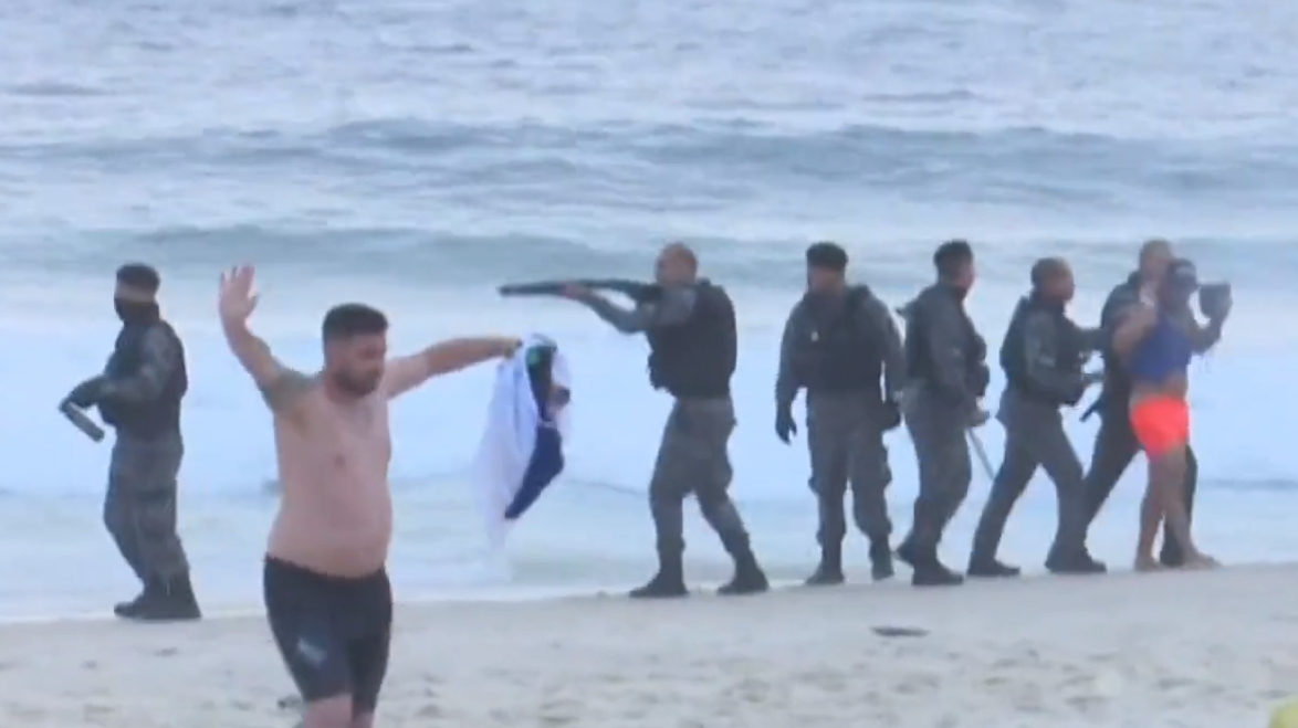 Hinchas de Boca Juniors se tomaron la playa de Copacabana y fueron expulsados a la fuerza
