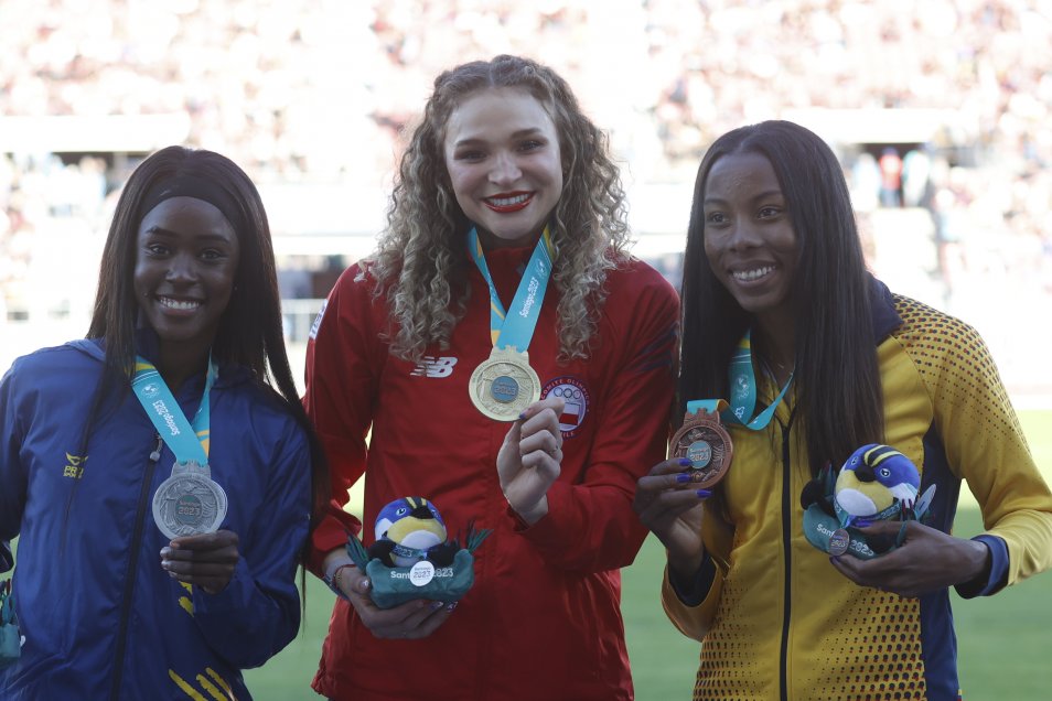 Martina Weil exhibió con orgullo la medalla de oro del Team Chile en el Estadio Nacional