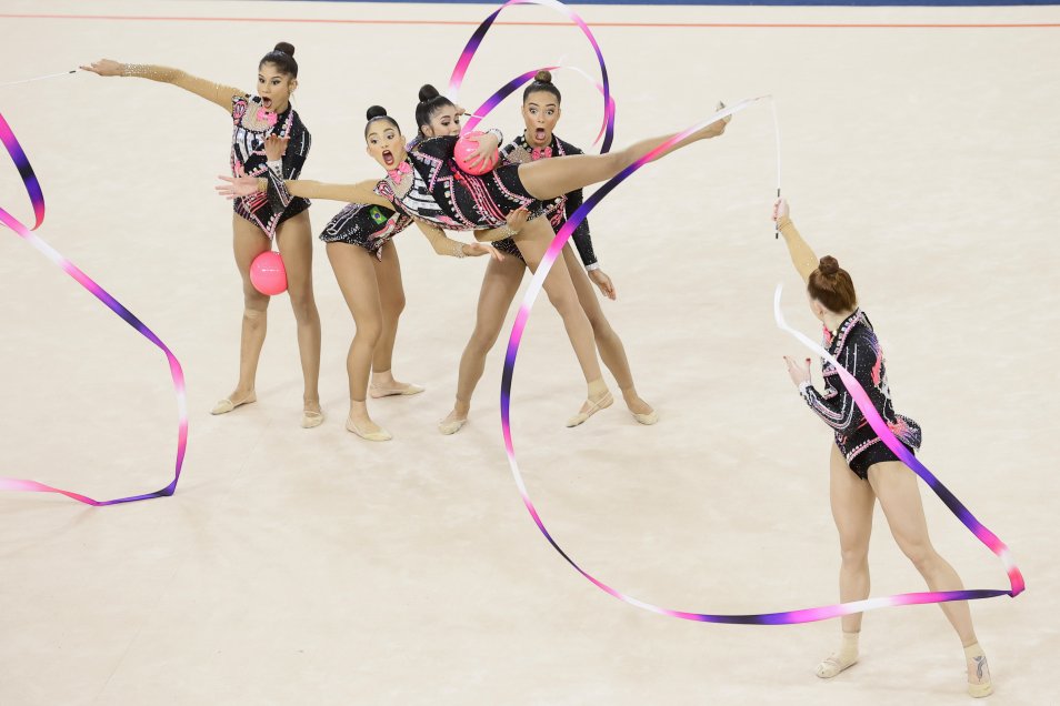 Santiago 2023: Brasil dominó en la gimnasia rítmica y celebró el oro por equipos