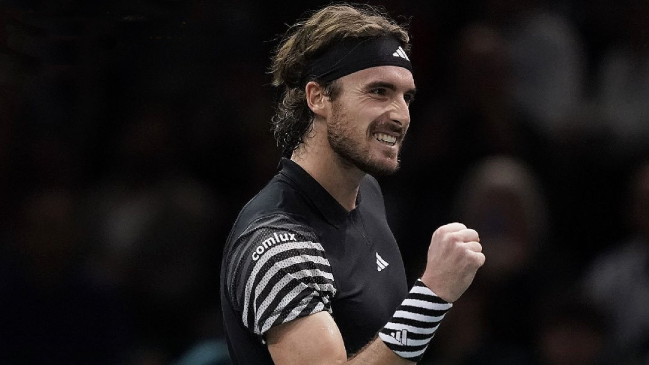 Tsitsipas selló el triunfo número 300 de su carrera para avanzar a semis en París-Bercy