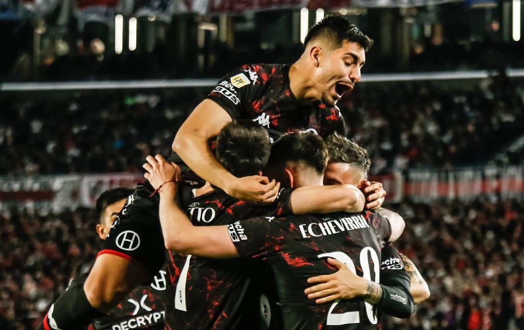 Alarcón y Echeverrían vencieron a Paulo Díaz en triunfo de Huracán sobre River Plate