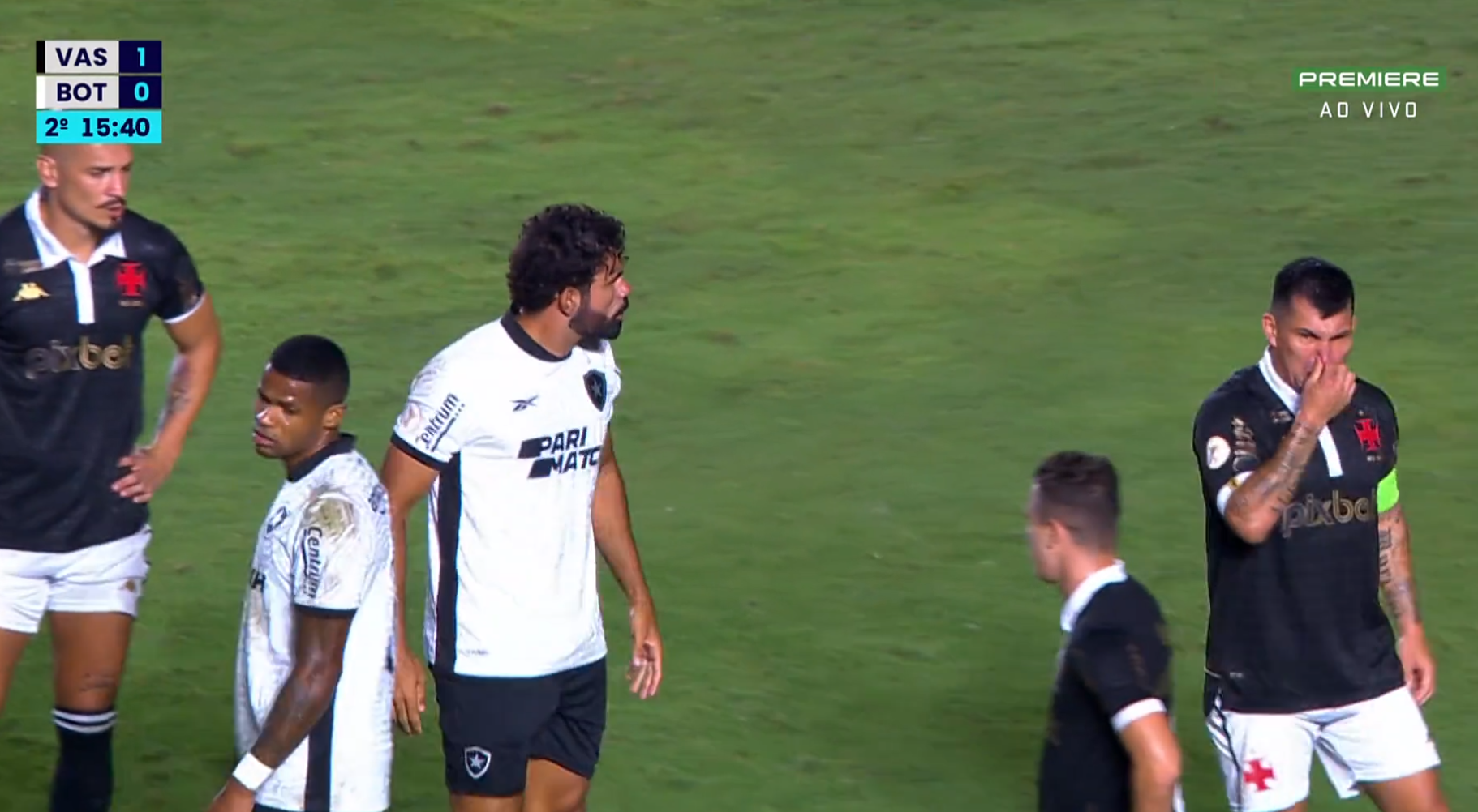 Medel tuvo un careo con Diego Costa y lo provocó con gesto de mal aliento en triunfo de Vasco