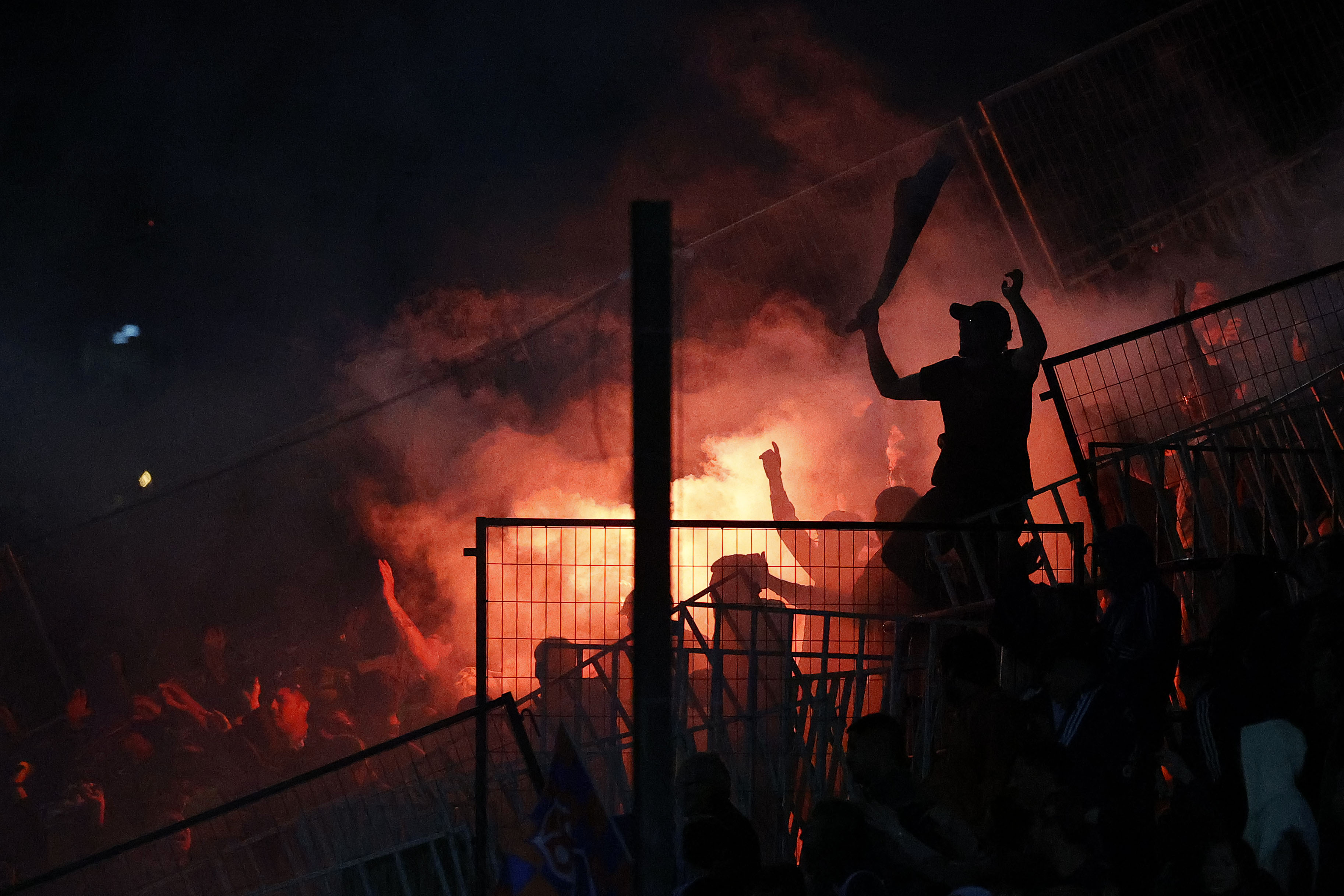 Aseguraron que barristas de la U asaltaron y golpearon a funcionarios de Everton