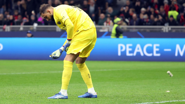 Hinchada de AC Milan lanzó billetes a Donnarumma en duelo contra PSG
