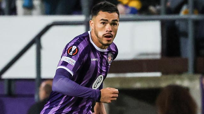 Suazo recordó ocasión errada ante Liverpool: Me va a ayudar a crecer como jugador y persona