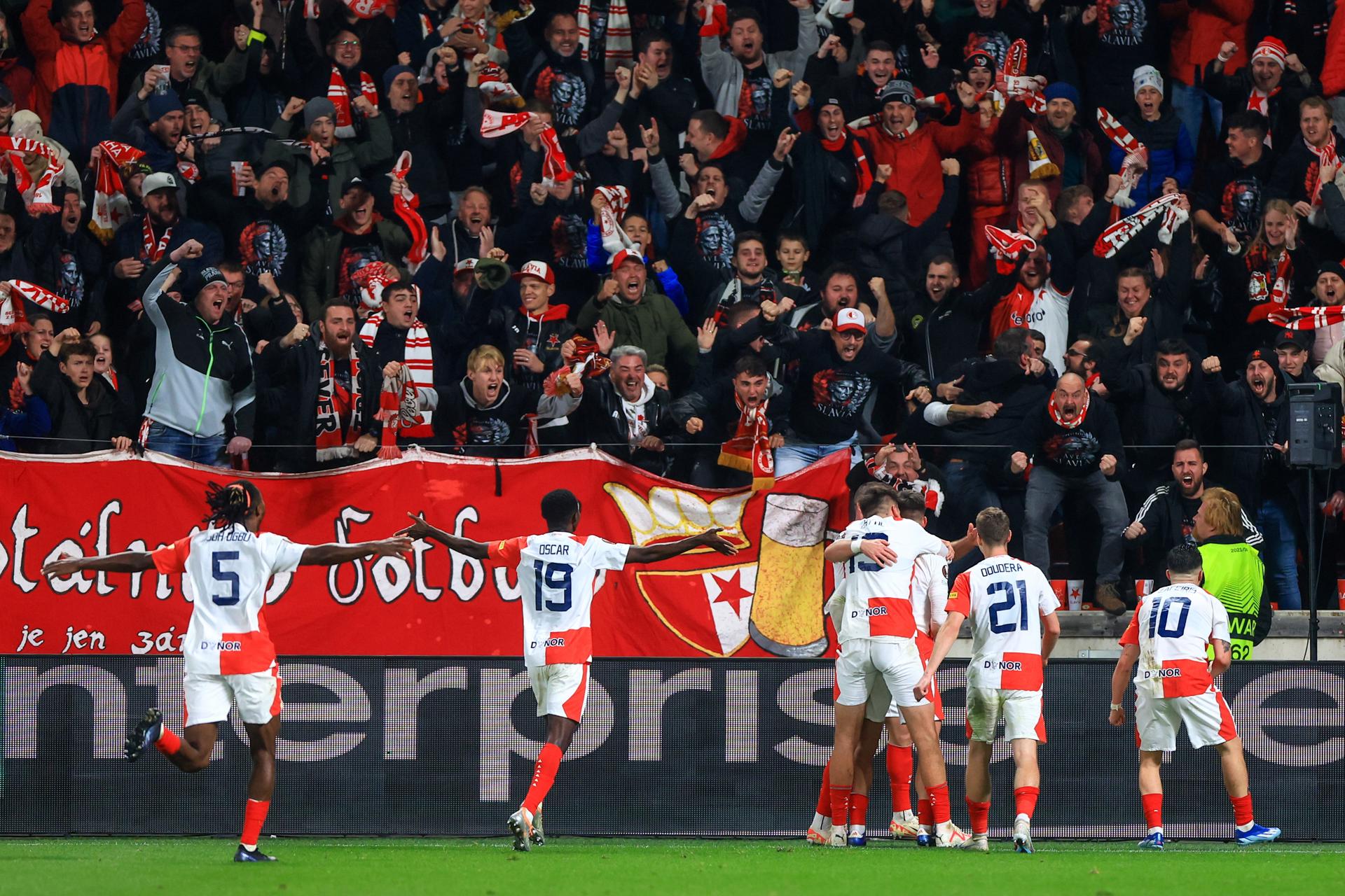 Slavia Praga sorprendió a la Roma de Mourinho y lidera su grupo en la Europa League