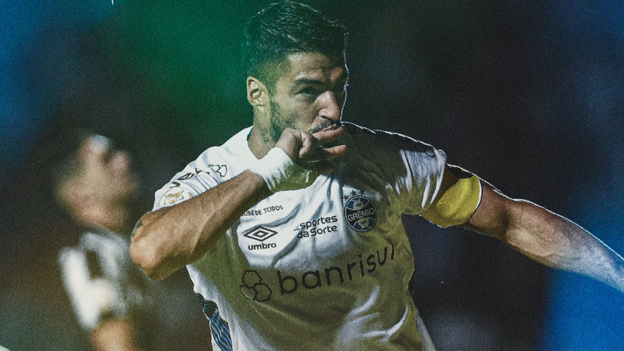 ¡Pistolero! Luis Suárez deslumbró con triplete a Botafogo y Gremio alcanzó la cima del Brasileirao