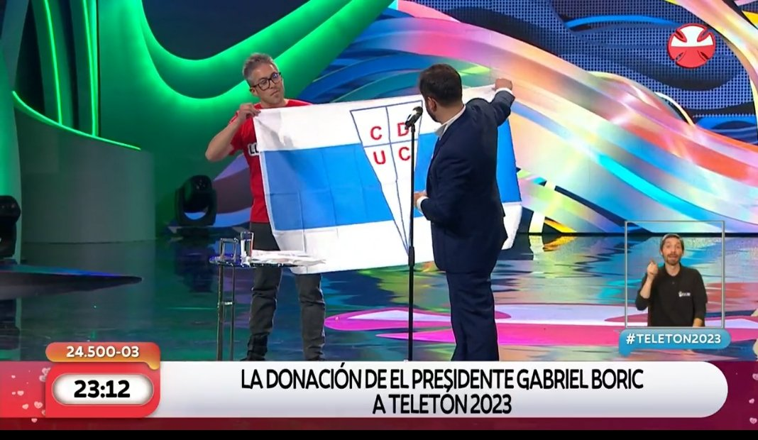 Presidente Gabriel Boric donó bandera de la UC para la Lucatón