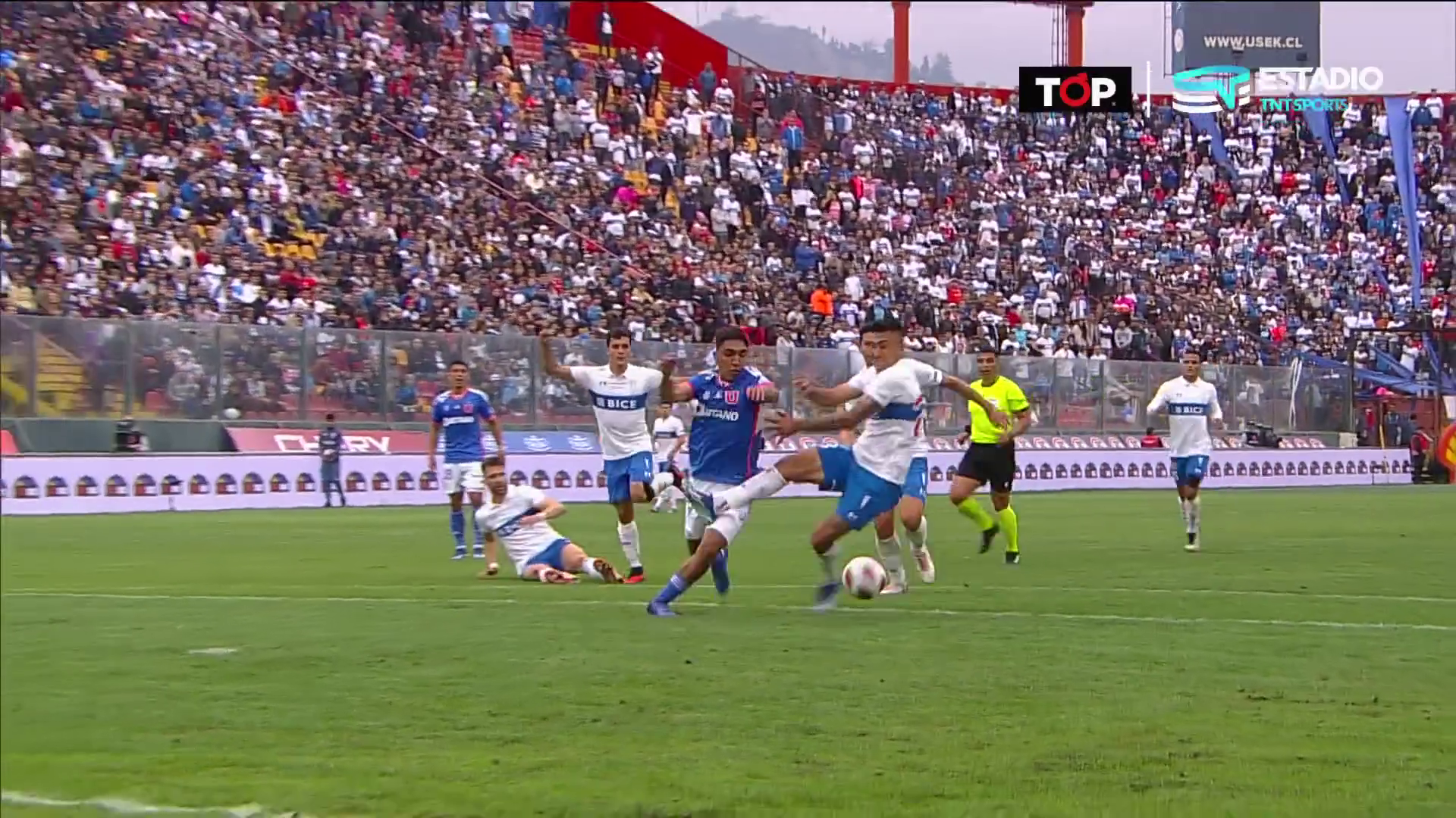 El penal de Byron Nieto para frenar a Renato Cordero en el clásico universitario