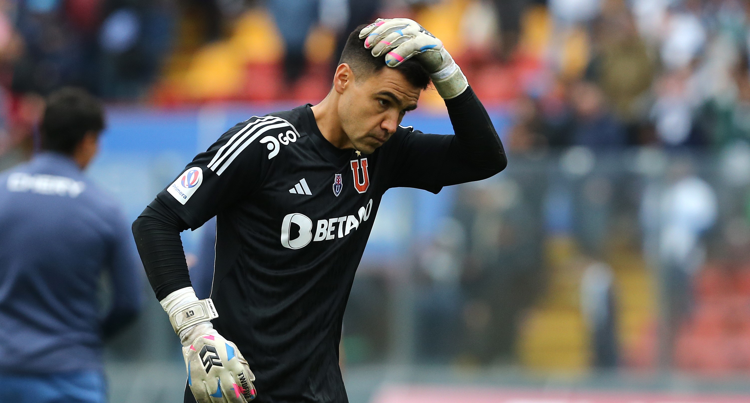 Hinchas de Universidad Católica pifiaron a Cristopher Toselli en Santa Laura