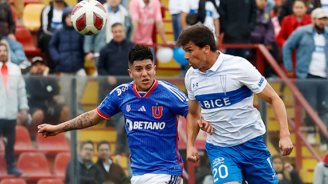 Gonzalo Tapia ganó por aire para anotar el descuento de la UC ante U. de Chile
