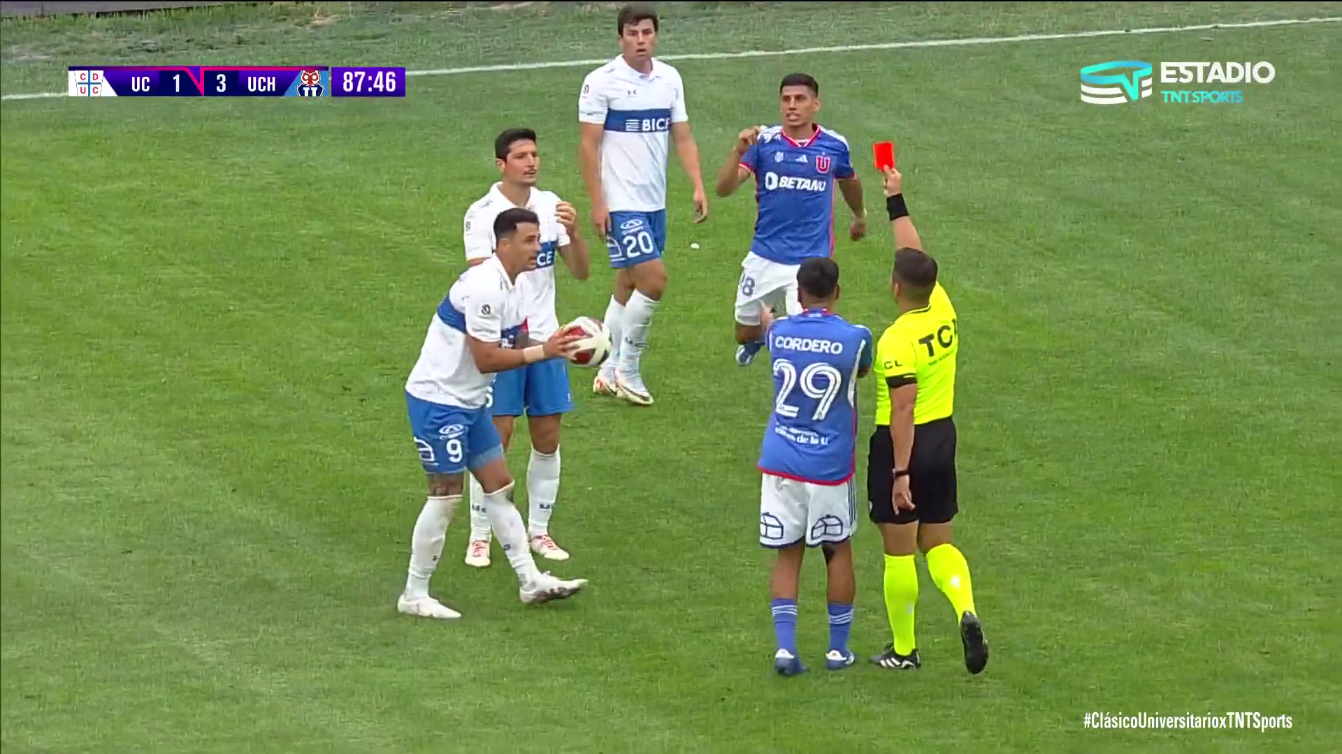 Guillermo Burdisso fue expulsado con roja directa por fuerte entrada a Jeison Fuentealba