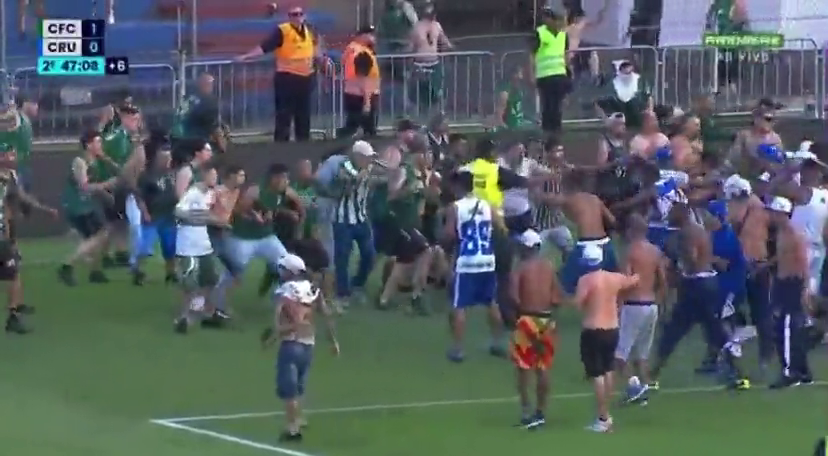 ¡Escándalo! Barristas de Cruzeiro invadieron la cancha y pelearon con seguidores de Coritiba