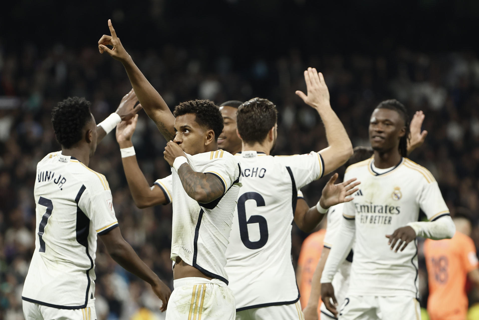 Real Madrid goleó a Valencia y sigue al acecho del líder Girona en La Liga