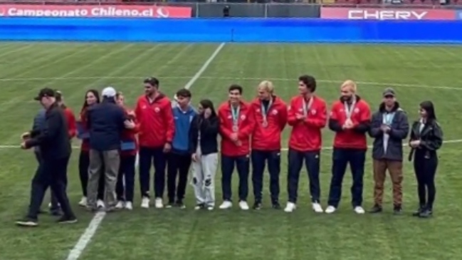 Medallistas del Team Chile fueron homenajeados por U. Católica en el clásico universitario