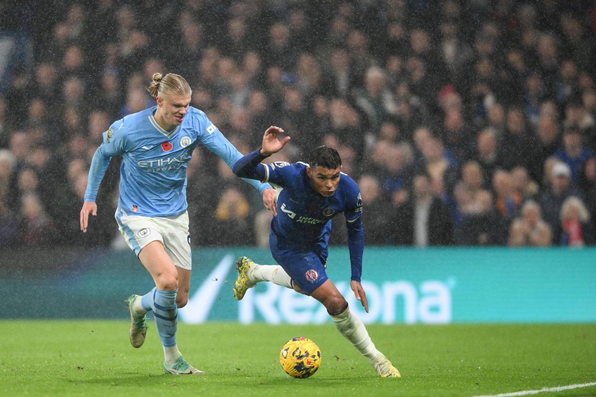Manchester City sigue líder en la Premier tras empatar en batalla de goles con Chelsea
