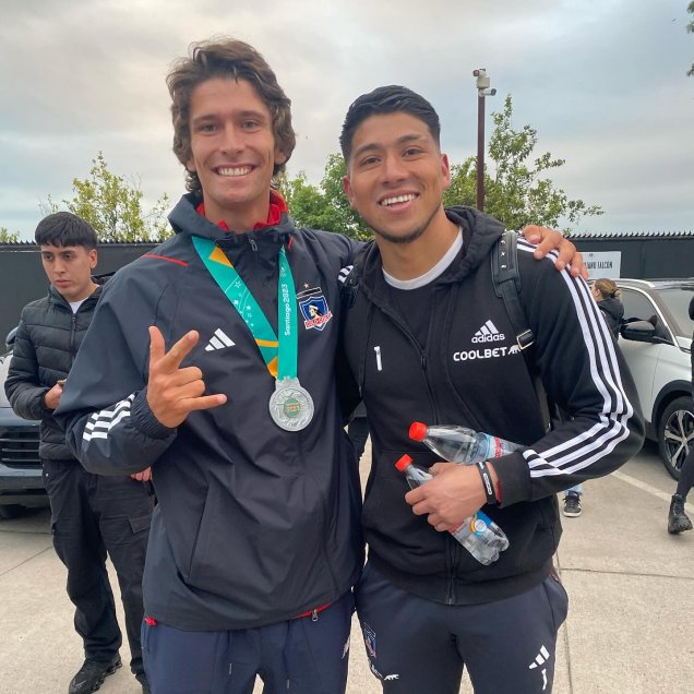 Medallistas del Team Chile compartieron con el plantel del Colo Colo tras victoria ante La Calera